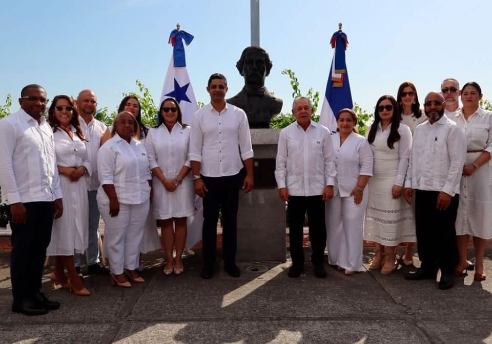 2. Leonel Curiel, primer secretario de la Embajada de la República Dominicana en Panamá; Minerva Moreta, funcionaria acreditada; Uceta Espinal, funcionario acreditado; Julia Sepúlveda, vicecónsul de la República Dominicana en Panamá; Mariel Martínez, miembro de la Embajada de la República Dominicana en Panamá; Nicanor Honrado, encargado de las oficinas INDEX Panamá; S.E. Roberto Salcedo, embajador de la República Dominicana en Panamá; Guillermo Gómez, cónsul de la República Dominicana en Panamá e invitados especiales, junto al busto de Juan Pablo Duarte.