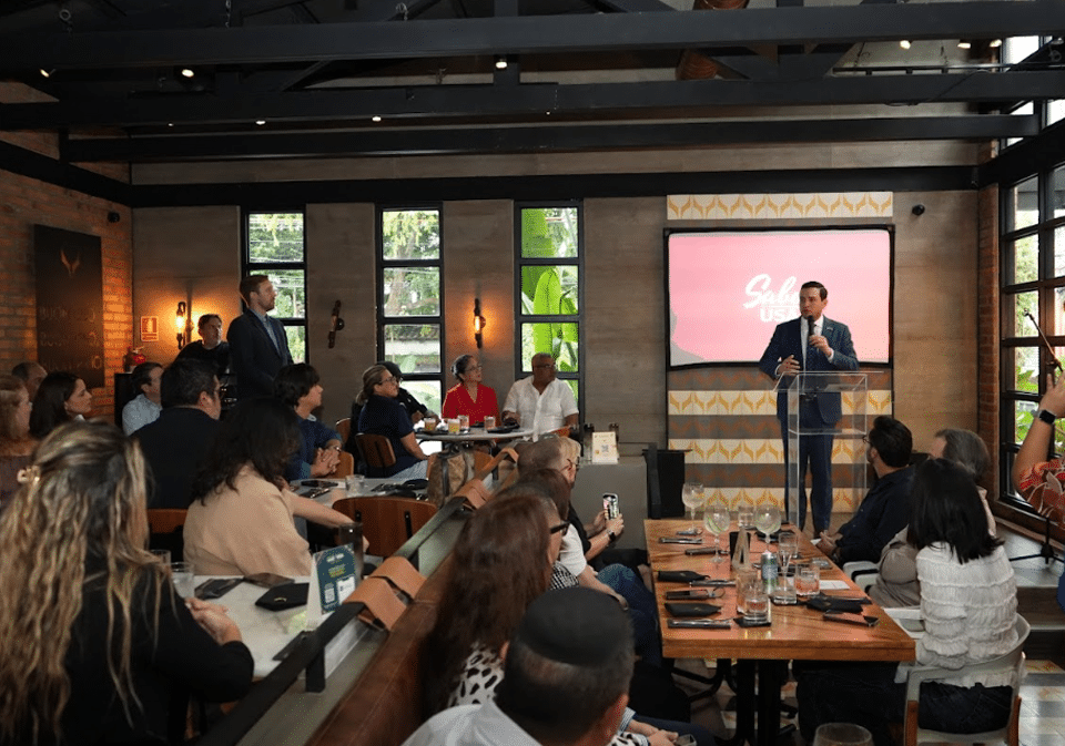 S.E. Kevin Marino Cabrera, embajador de los Estados Unidos de América en Panamá, durante su ponencia ante los invitados especiales.