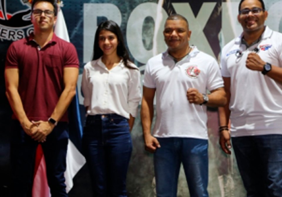 Segundo Secretario de la Embajada de Colombia en Panamá Camilo Vizcaya, María Bazurto de la Embajada de Colombia.