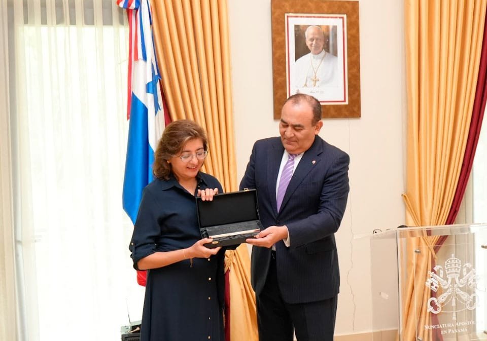 S.E. Silvia Yolanda Espíndola Arellano, embajadora de la República del Ecuador en Panamá y S.E. Enrique Jara Ocampos, embajador de la República del Paraguay en Panamá, durante la entrega de reconocimiento.