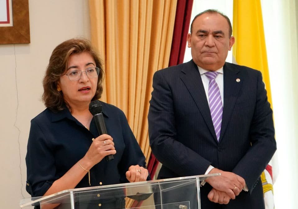 S.E. Silvia Yolanda Espíndola Arellano, embajadora de la República del Ecuador en Panamá y S.E. Enrique Jara Ocampos, embajador de la República del Paraguay en Panamá, durante el discurso de despedida.