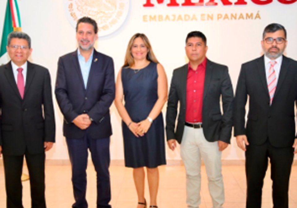 Encargado de Negocios de la Embajada de México S.S. Santiago Mateos Cibrián, CEO de Módulo Solar Daniel García, CEO de Neo Energy Mónica Escalante, coordinador de la Secretaría de Energía de Panamá Giovanni Barría y el director ejecutivo de la Cámara Panameña de Energía Solar Rafael Galue.