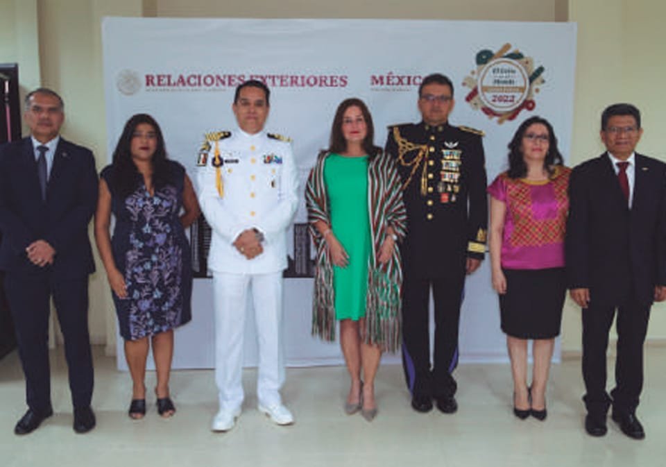 Ministro de Seguridad de México Rene Mata, H.S. Elvira Juárez, Agregado Naval Embajada de México Capitán Eduardo Vélez Márquez, H.S. Silvia Castro, Agregado Militar de la Embajada de México Coronel Everardo Becerra, H.S. Sonia Díaz de Mateos Encargado de Negocios de la Embajada de México S.S. Santiago Mateos Cibrián.