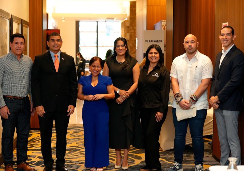 Miguel Batista, alcalde de Pedasí; Jorge Correa, subadministrador general de la Autoridad de Turismo de Panamá; Morena Valdez, ministra de Turismo de El Salvador; S.E. Iveth Zoraida Panameño, embajadora de la República de El Salvador en Panamá; Leyra Leiva, gerente general de Viajes Auténticos; Carlos Fernández, vicepresidente de Faranda Hoteles; Guillermo Vargas, consultor de GV Consultings.