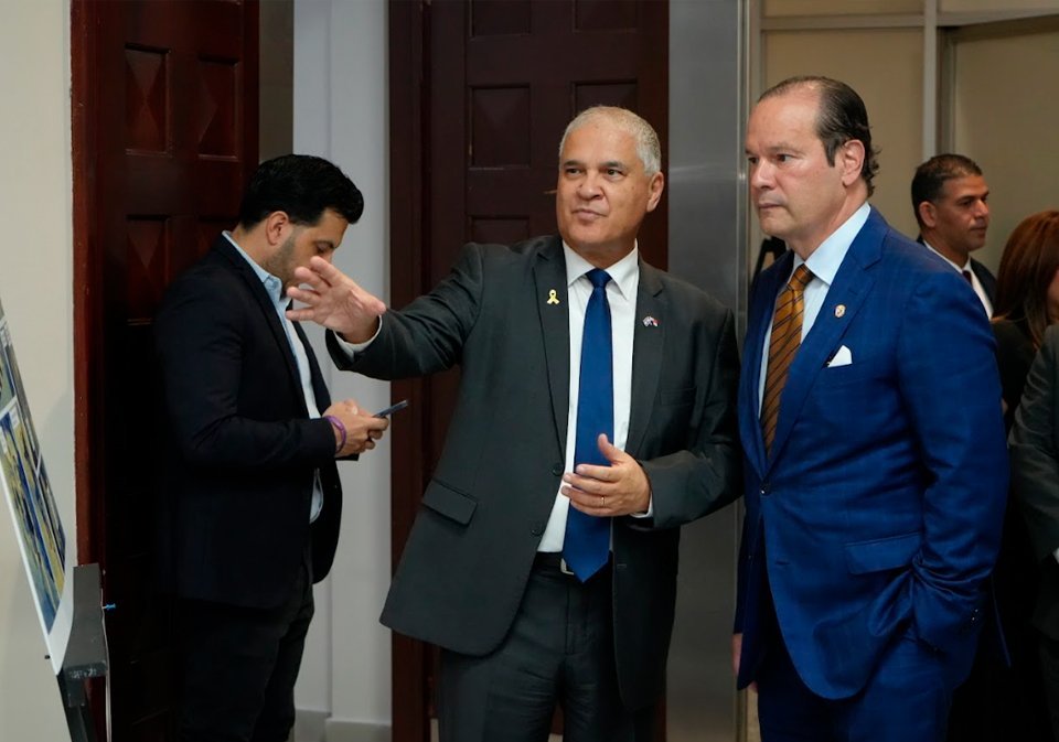 S.E. Mattanya Cohen, embajador del Estado de Israel en Panamá, junto a S.E. Javier Martínez-Acha, ministro de Relaciones Exteriores de Panamá.