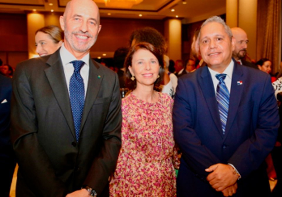 Embajador de Italia S.E. Fabrizio Nicoletti, H.S. Martina Maione y el Vicencanciller de la República Vladimir Franco Sousa.