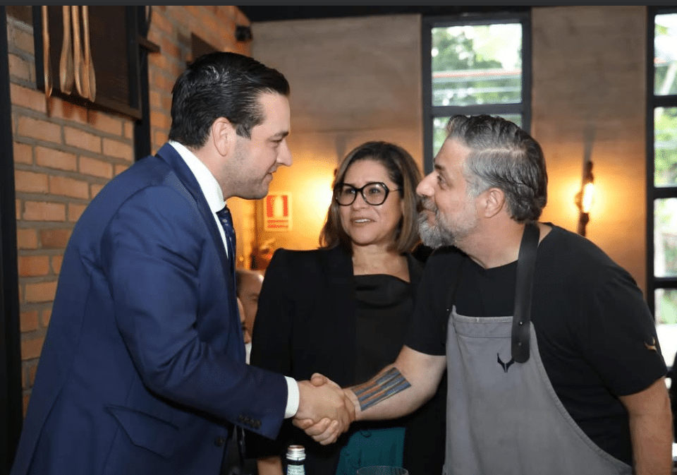 S.E. Kevin Marino Cabrera, embajador de los Estados Unidos de América en Panamá; Ericka Sánchez, especialista en mercadeo de la Embajada de los Estados Unidos de América en Panamá; Roberto Riva Stizzoli, dueño de Casa Stizzoli, durante el evento.