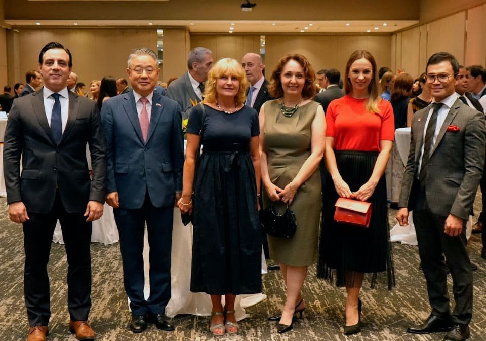 Consejero Leopoldo Juan José Garade; S.E. Han Byoung Jin, embajador del Corea en Panamá; S.E. Jolanta Janek, embajadora de Polonia en Panamá; S.E. Armağan İnci Ersoy, embajadora de la República de Türkiye en Panamá; Nikoletta Kovacs, encargada de negocios a.i. de Hungría en Panamá; S.E. Hendra Halim, embajador de Indonesia en Panamá.