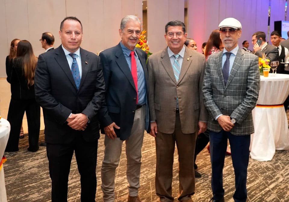 S.S Carlos Javier Suárez, encargado de negocios a.i. del Estado Plurinacional de Bolivia en Panamá; H.S. Ernesto Raúl Arroyave Gil, esposo de la embajadora de la República de Costa Rica en Panamá; S.E. Candelario Reyes García, embajador de la República de Honduras en Panamá; S.S Jamal Ramadan Abuagila, encargado de negocios a.i. del Estado de Libia en Panamá.