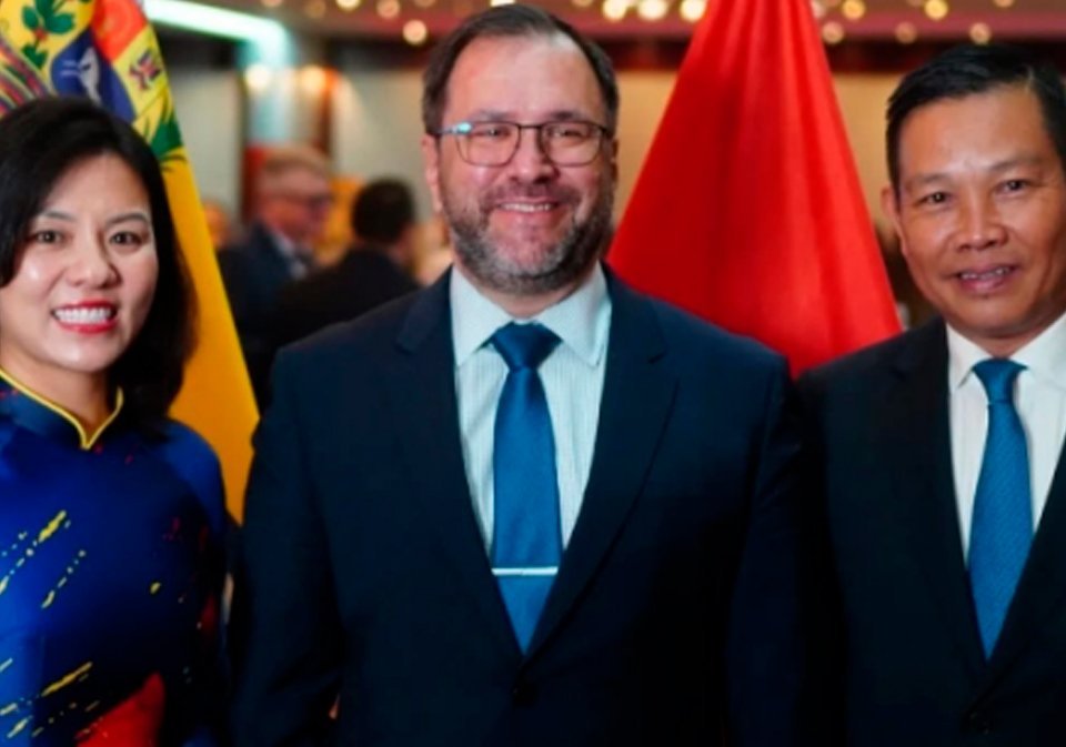 S.E. Yván Gil. Yván Eduardo Gil Pinto, ministro de Relaciones Exteriores de Venezuela y S.E. Vu Trung My, embajador de Vietnam en Venezuela.