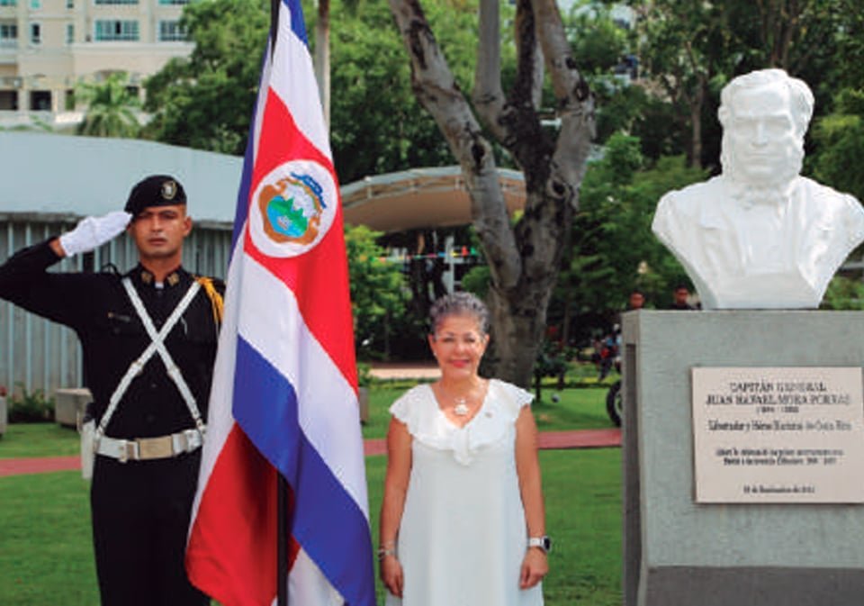 Embajadora de Costa Rica S.E. Ingrid Picado Monge junto al monumento del Capitán General Juan Rafael Mora Porras declarado "Héroe y libertador nacional" de Costa Rica.