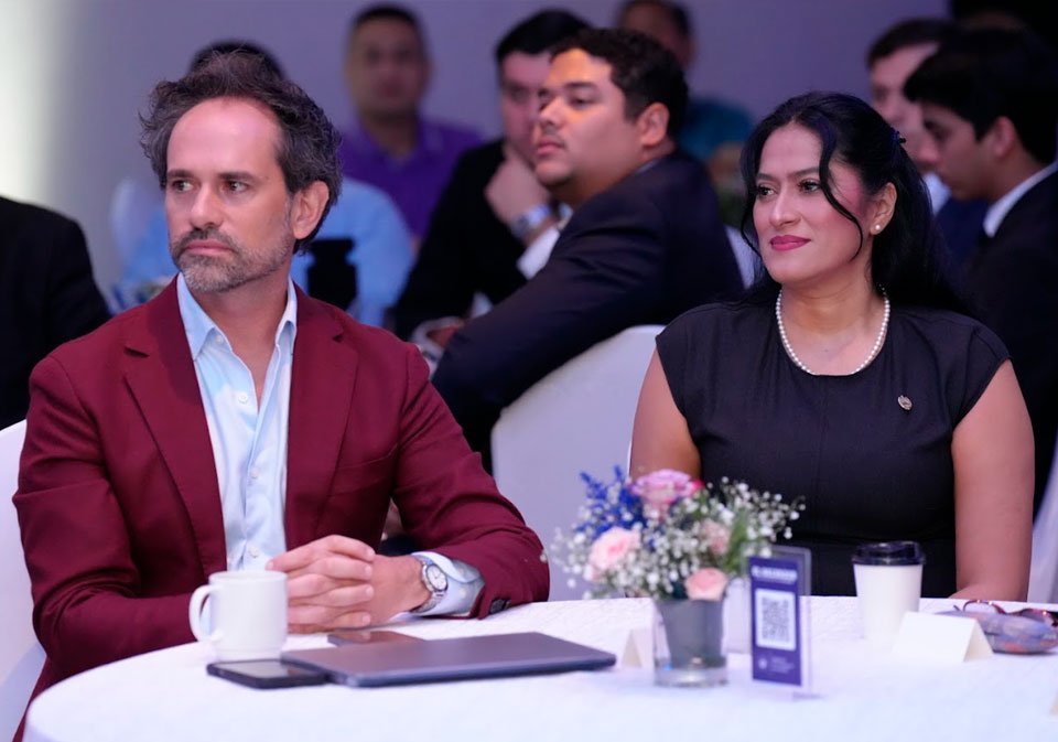 Alejo Campos, director general de Surf City; S.E. Iveth Zoraida Panameño, embajadora de la República de El Salvador en Panamá y participantes del foro