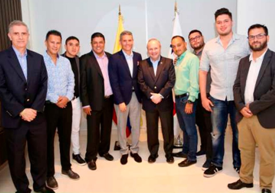 S.E. Mauricio Baquero Pardo, embajador de Colombia junto a empresarios colombianos que participaron en EXPOCOMER 2024.