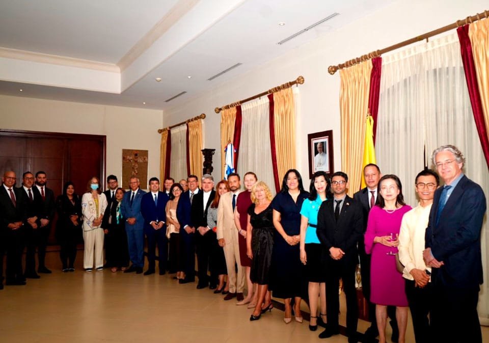 Miembros del cuerpo diplomático acreditado en el país participaron en la ceremonia de despedida de su homólogo, S.E. Candelario Reyes García, embajador de la República de Honduras en Panamá.