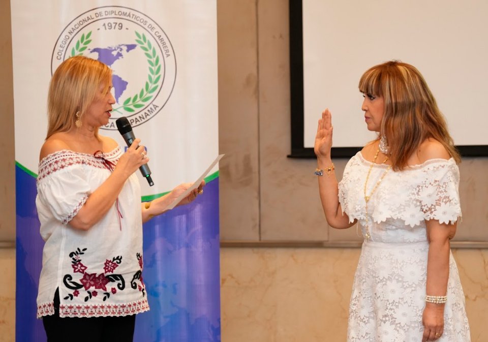 Liza Pinzón, presidenta saliente del Conadip; Julie Delvalle, nueva presidenta del Conadip 2025-2027, durante el acto de juramentación.