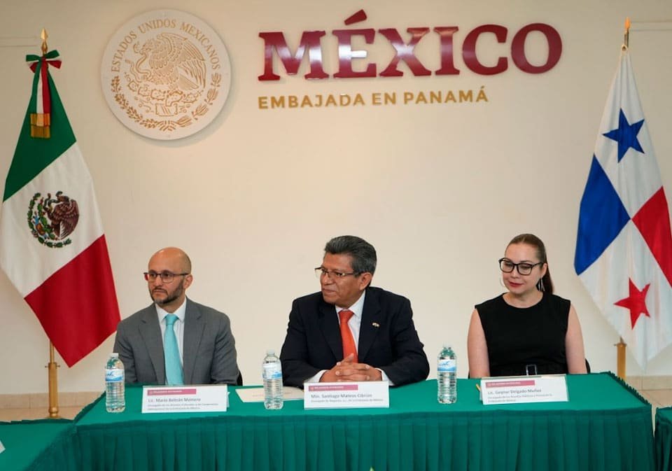 Lic. Mario Beltrán Mainero, encargado de los Asuntos Culturales y de Cooperación Internacional de la Embajada de Estados Unidos Mexicanos en Panamá; H.S. Santiago Mateos Cibrián, encargado de negocios a.i. de los Estados Unidos Mexicanos en Panamá; Licda. Geynar Delgado Muñoz, encargada de los Asuntos Políticos y Prensa de la Embajada de Estados Unidos Mexicanos en Panamá.
