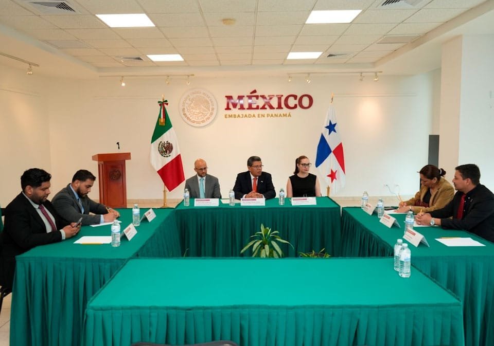 Asesor Rubén Cruz; honorable diputado Jorge González; Lic. Mario Beltrán Mainero, encargado de los Asuntos Culturales y de Cooperación Internacional de la Embajada de Estados Unidos Mexicanos en Panamá; H.S. Santiago Mateos Cibrián, encargado de negocios a.i. de los Estados Unidos Mexicanos en Panamá; Licda. Geynar Delgado Muñoz, encargada de los Asuntos Políticos y Prensa de la Embajada de Estados Unidos Mexicanos en Panamá; asesora Aura Mora; honorable diputado Medin Jiménez.