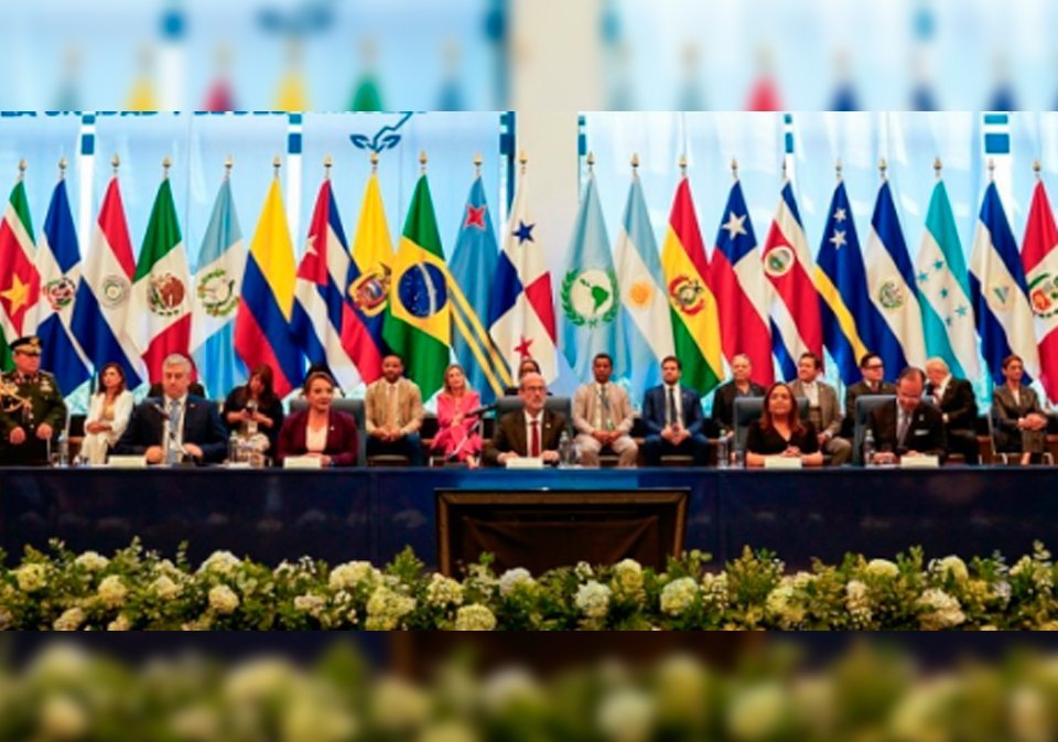 Diputado Juan Martín, secretario general del PARLATINO; S.E. Xiomara Castro, presidenta de Honduras y de CELAC; S.E. Rolando González Patricio, presidente del PARLATINO; S.E. Dana Castañeda, presidenta de la Asamblea Nacional de Panamá y S.E. Javier Martínez Acha, canciller de Panamá.