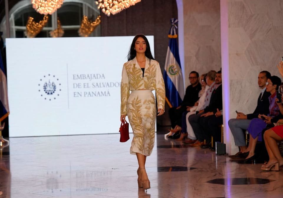 Modelo salvadoreña desfilando durante la pasarela “El Salvador, Fashion Show”.