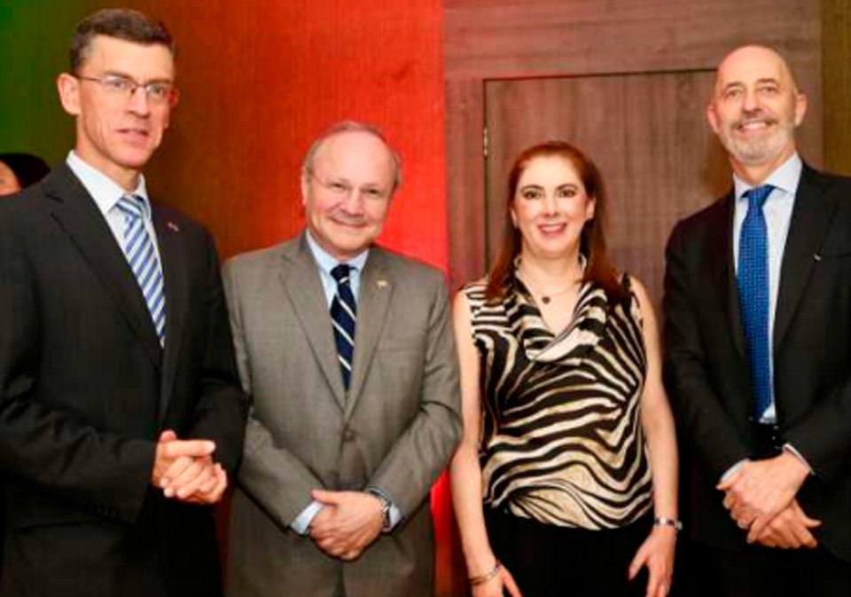 S.S. James Edward Dauris, encargado de negocios del Reino Unido:; S.E. Mauricio Baquero, embajador de Colombia; H.S. Johanna Salah; S.E. baquero, embajador de Fabrizio Nicoletti, embajador de Italia.
