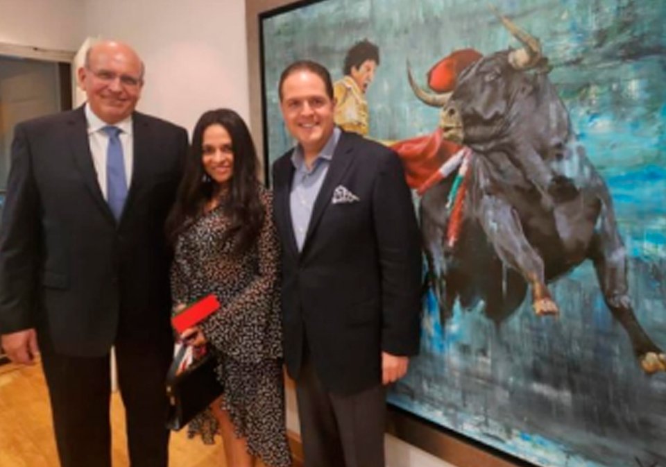 Embajador del Perú S.E. Mario López Chavárri, H.S. Ana María Paredes y el presidente de la Peña Taurina Eric García Hernández.