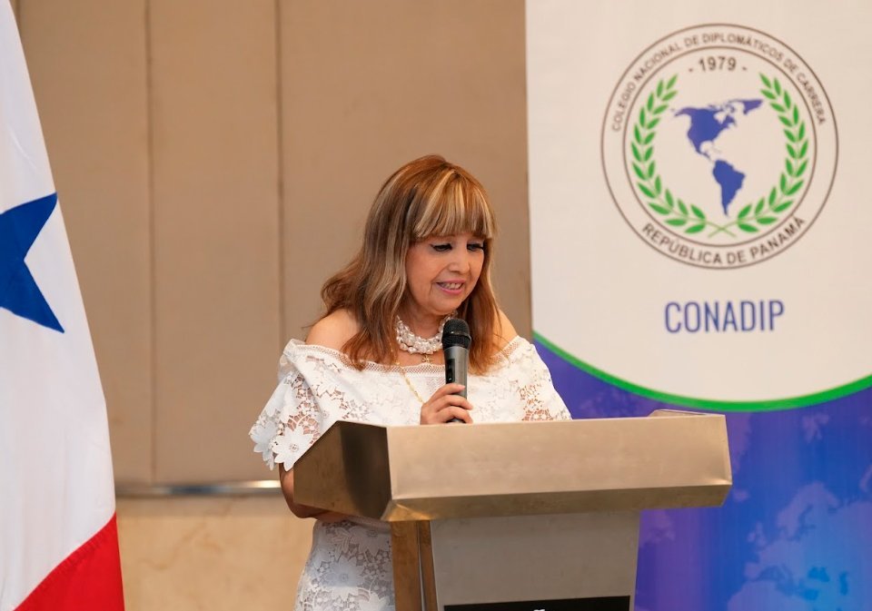 Julie Delvalle, nueva presidenta del Conadip 2025-2027, durante su ponencia protocolar.