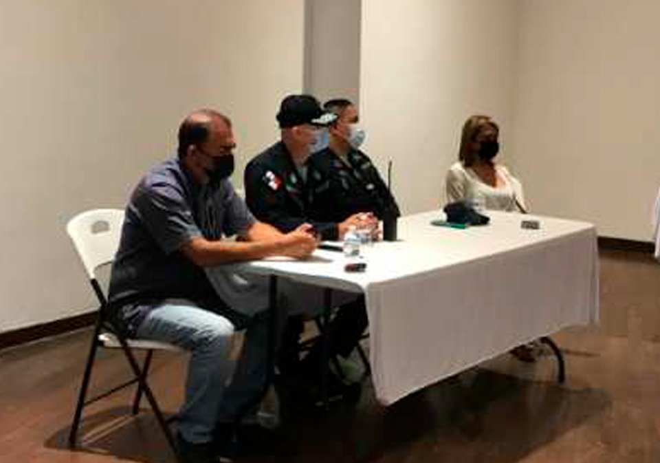Iván Blasser Presidente de la Asociación y Residentes de Punta Pacífica, en conjunto con unidades del programa de Vecinos Vigilantes de la Policía Nacional.