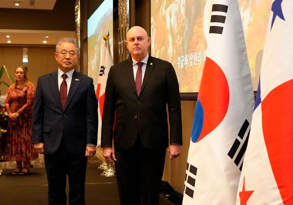 Moderadora Gina Bernal; S.E. Han Byoung-Jin, embajador de la República de Corea en Panamá; Carlos Guevara Mann, ministro encargado de Relaciones Exteriores de Panamá.