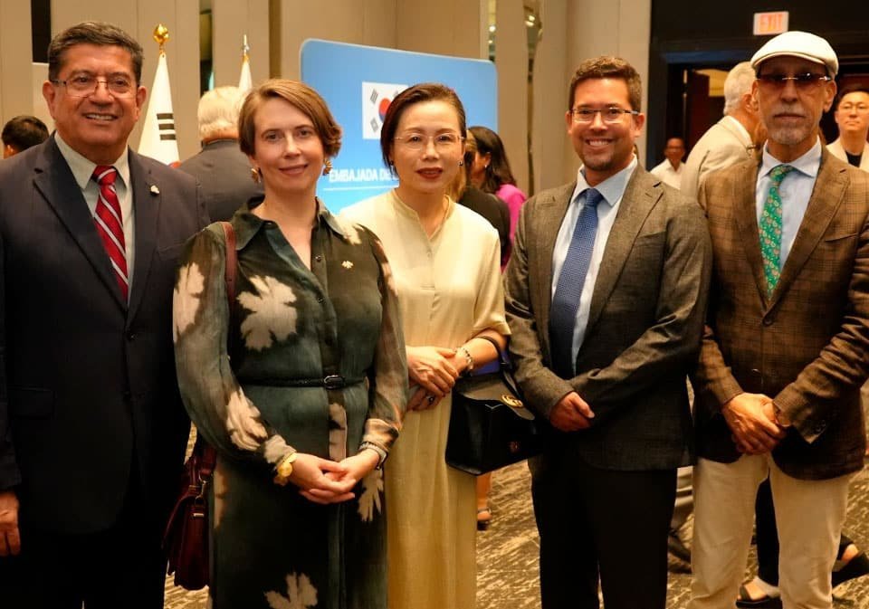 S.E. Candelario Reyes García, embajador de la República de Honduras en Panamá; S.E. Patricia Atkinson, embajadora de Canadá en Panamá; Xu Xueyang, embajadora de la República Popular China en Panamá; Michael Wylie, consejero y comisario superior de Comercio de la Embajada de Canadá en Panamá; S.S Jamal Ramadan Abuagila, encargado de negocios a.i. del Estado de Libia en Panamá.