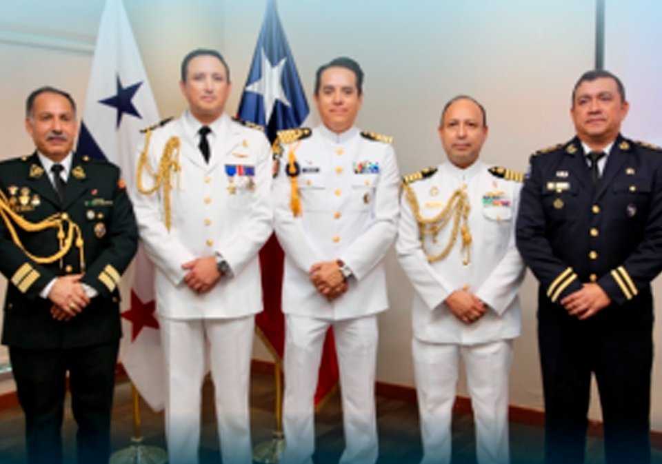 Agregado de Defensa, Militar, Naval y Aéreo a la Embajada de Chile en Panamá, Capitán de Navío Cristian Mitrovich Carmona, Coronel de Infantería de la Embajada de México Iván de la Fuente de la Torre, Capitán de Navío de la Marina de Guerra del Perú Luis Angulo, y Agregado Policial de la Embajada de El Salvador Comisionado Manuel Ulises Garay Coto.