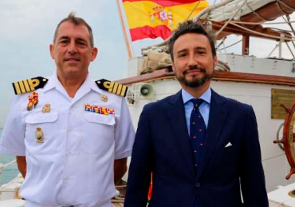 S.E. Guzmán Palacios Fernández, embajador del Reino de España y el capitán de navío Luis Carrera-Presas do Campo, buque escuela de la Armada de España 'Juan Sebastián de Elcano'.