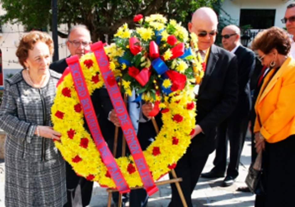 Ofrenda floral en conmemoración del natalicio de Simón Bolívar.