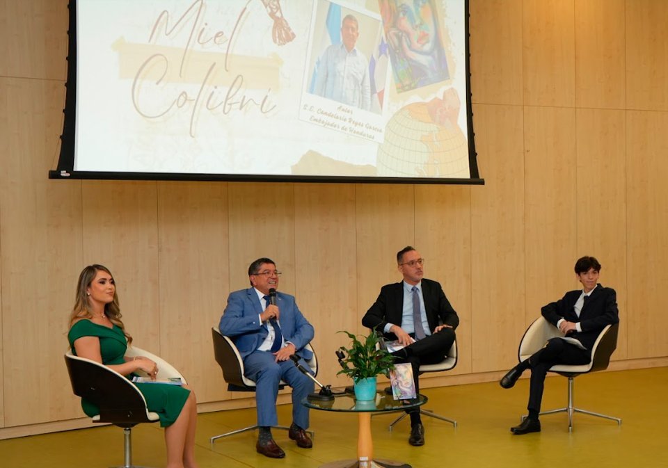 Presentación Del Libro "Miel Colibrí" 