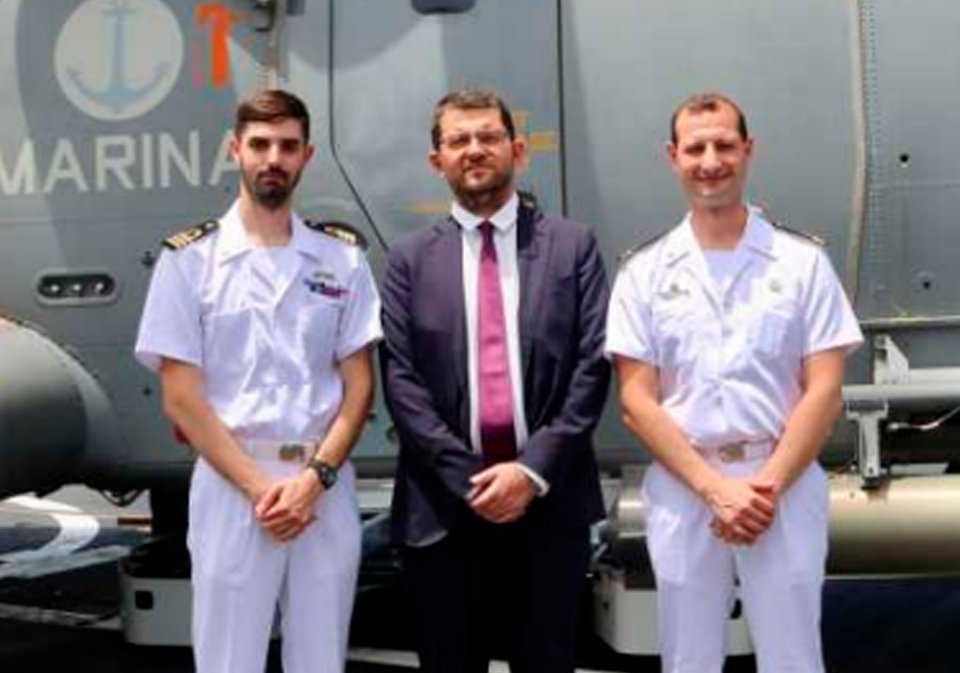 Teniente Simone Farina, Patrullero Polivalente de Altura Raimondo Montecuccoli; Giuseppe Abignente, cónsul de Italia; Subteniente Raffaele D'Alessandro, Patrullero Polivalente de Altura Raimondo Montecuccoli.