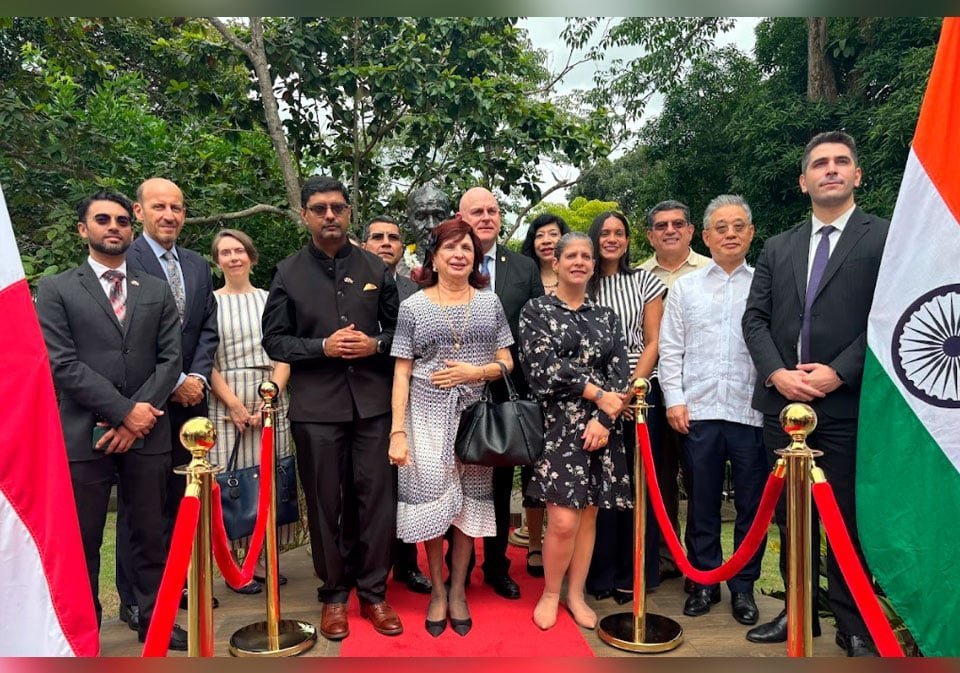 Ofrenda Floral Por El Natalicio De Gandhi 