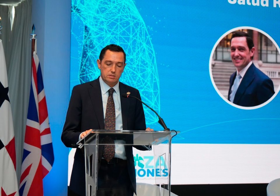 S.E. Greg Paul Houston, embajador del Reino Unido de Gran Bretaña e Irlanda del Norte en Panamá, durante su ponencia.