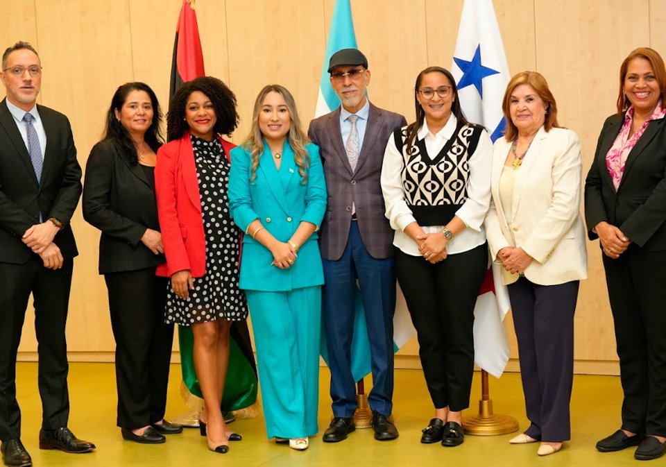 Josías Valle, segundo secretario de la Embajada de Honduras en Panamá; Silvia Cruz, agente consular de la Embajada de Honduras en Panamá; Rossy Urbáez, primera secretaria de la Embajada de República Dominicana en Panamá: Thania Zelaya, ministra consejera de la Embajada de Honduras en Panamá; S.S. Jamal Ramadán Abuagila, agregado de negocios a.i. del Estado de Libia en Panamá; Mariel Martínez, viceministra y directora ejecutiva del INDEX Panamá; Melva Quintero; CEO de la revista Momentos; Benny Flores, miembro del CH Group Panamá.