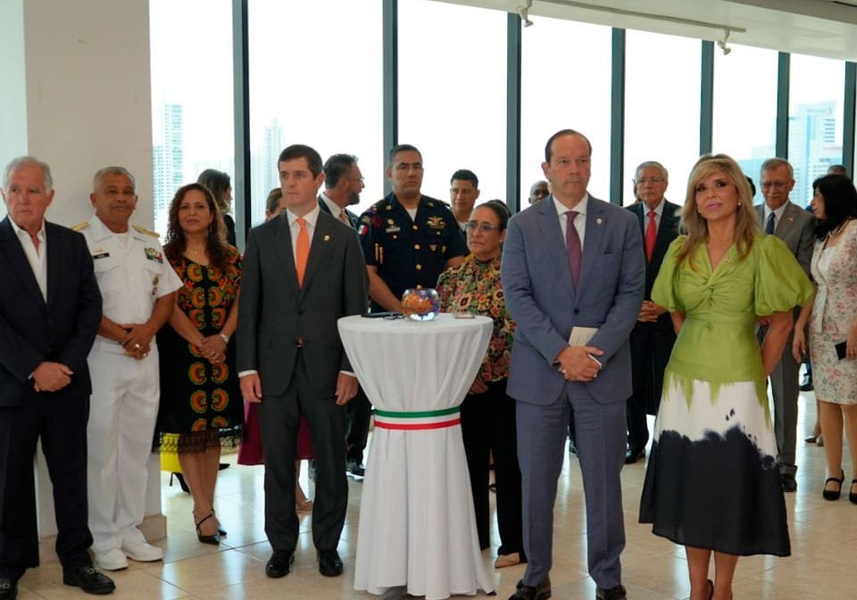 Participantes de la reinauguración de la Sección Consular de la Embajada de los Estados Unidos Mexicanos en Panamá.