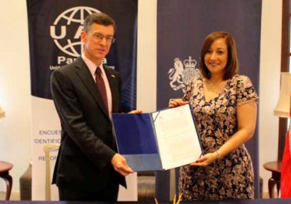 S.E. James Dauris, embajador británico en Panamá; H.S. Isabel Pérez Henríquez Directora de la UAF.