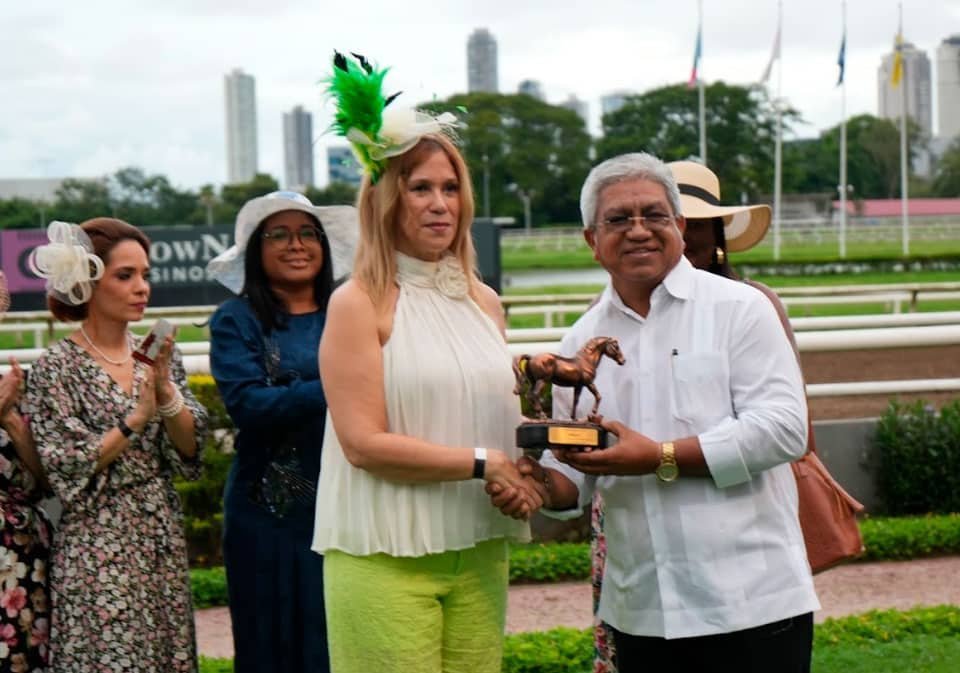 Magíster Milena Alvarado, secretaria de comunicaciones del Conadip; Desiree Ramírez, secretaria de finanzas del Conadip; Licda. Liza Pinzón, presidenta del Conadip; Lic. Agustín Díaz, secretario general de la Sociedad de Dueños de Caballos de Panamá, durante la entrega del premio.