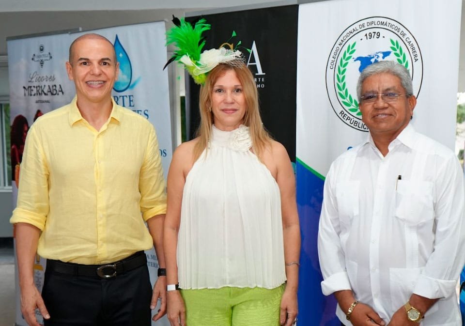 Carlos de Oliveira, gerente general del Hipódromo y vicepresidente de la Cámara de Comercio e Industrias Brasil-Panamá; Licda. Liza Pinzón, presidenta del Conadip; Lic. Agustín Díaz, secretario general de la Sociedad de Dueños de Caballos de Panamá.