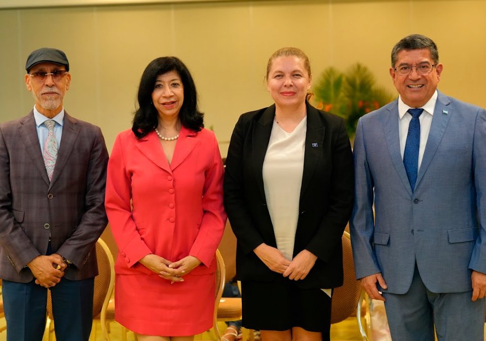 S.S. Jamal Ramadán Abuagila, agregado de negocios a.i. del Estado de Libia en Panamá; S.E. Bernardina Vargas, embajadora de la República de Costa Rica en Panamá; S.E. Candelario Reyes García, embajador de la República de Honduras en Panamá; S.E. Heroína Telaku, embajadora de la República de Kosovo en Panamá.