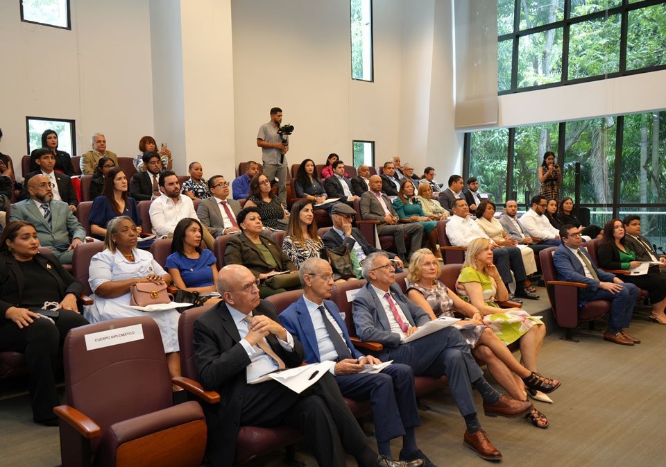 Invitados especiales durante la conferencia magistral “La Restauración de la Independencia Nacional: Constitución y Libertad”