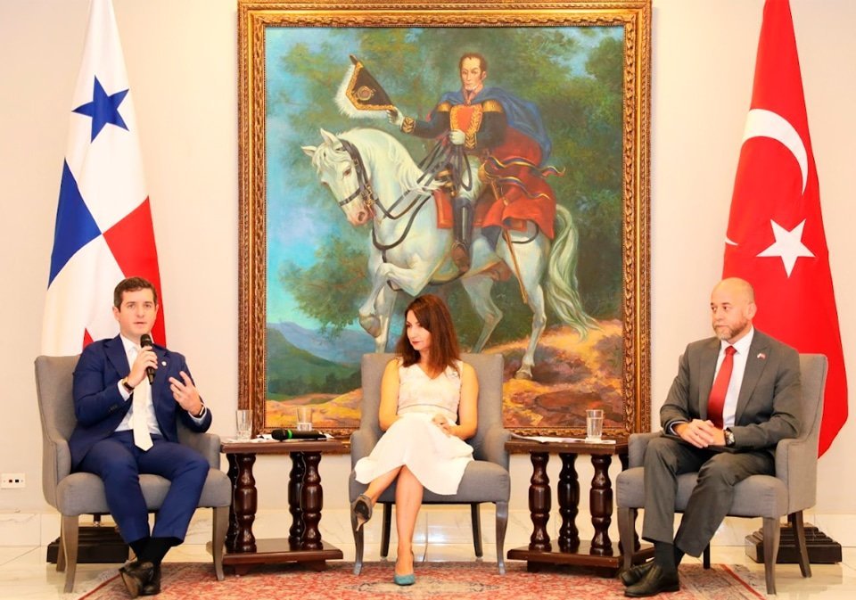 S.E. Carlos A. Hoyos, viceministro de Relaciones Exteriores de la República de Panamá; S.E. Yaprak Balkam, embajadora y directora general para América Latina del Ministerio de Relaciones Exteriores de la República de Türkiye; y el moderador HS Mario Julio, consejero económico y comercial de la embajada de Panamá en Türkiye.