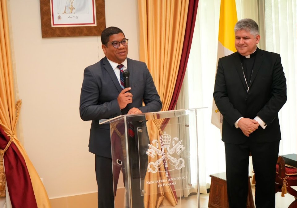 S.E. Víctor Cairo Palomo, embajador de la República de Cuba en Panamá, junto a S.E.R. Dagoberto Campos Salas, nuncio apostólico de la Santa Sede en Panamá, durante su ponencia de despedida.