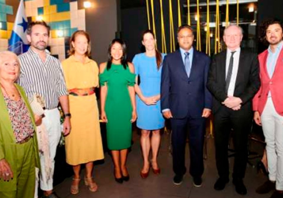 H.S. Maria Campos; Licenciado Alejo Campos, Director Regional de Crime Stoppers; H.S. Rosalinda Baitel; S.S.. Liz García, cónsul general honoraria de Myanmar, S.S. Nóra Bella Ivády, encargada de negocios de Hungría; S.E. Ahmed Nasser Mohamed, embajador de Catar; H.S. Santiago Gamietea