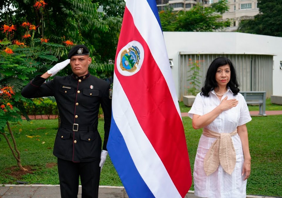 El Guardia de Honor Presidencial Félix Moreno, encargado de portar el pabellón de Costa Rica, acompaña a S.E. Bernardina Vargas, Embajadora de Costa Rica, durante el acto protocolar en conmemoración del 204.º aniversario de la independencia centroamericana.