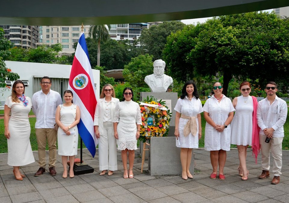 Equipo de la Embajada de Costa Rica en Panamá, compuesto por la Primer Secretaria Jimena Araya; el Consejero y Cónsul Robert Anglin; la Ministra Consejera Diana Camacho; la Asistente Administrativa y Consular Adalid Duarte; la Asistente Administrativa Joselyn Bonilla; la Embajadora de Costa Rica en Panamá Bernardina Vargas; la Ministra Consejera y Cónsul General Tatiana Vargas; la Asistente Administrativa y Consular Patricia Sánchez; y el Consejero y Cónsul Daniel Quesada.