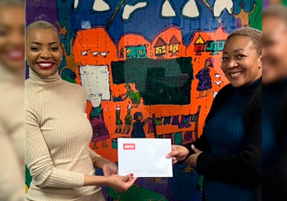 Directora de Amici España Neidy Ruth Jorge y la Cónsul de Sudáfrica en España S.E. Ole Khoza.