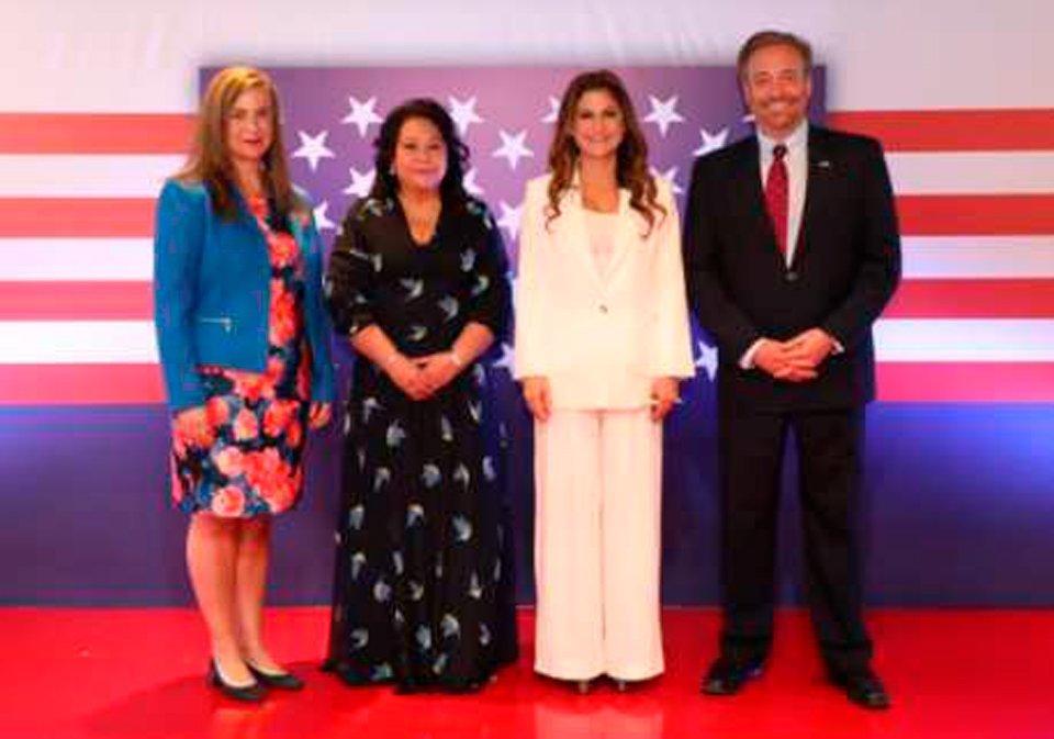 Derecha a izquierda: S.S. Stewart Tuttle, S.E. Erika Mouynes, H. Sra. Tuttle, Tanya Ward.